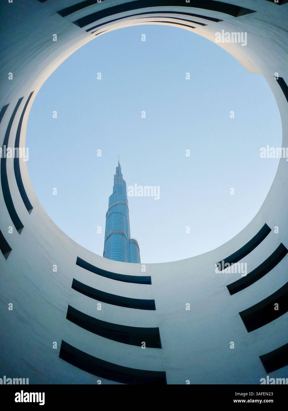 Dubai, Emirati Arabi Uniti - 13 novembre 2009: Burj Khalifa incorniciato da architettura moderna - Vista da una struttura di parcheggio di Dubai Foto Stock