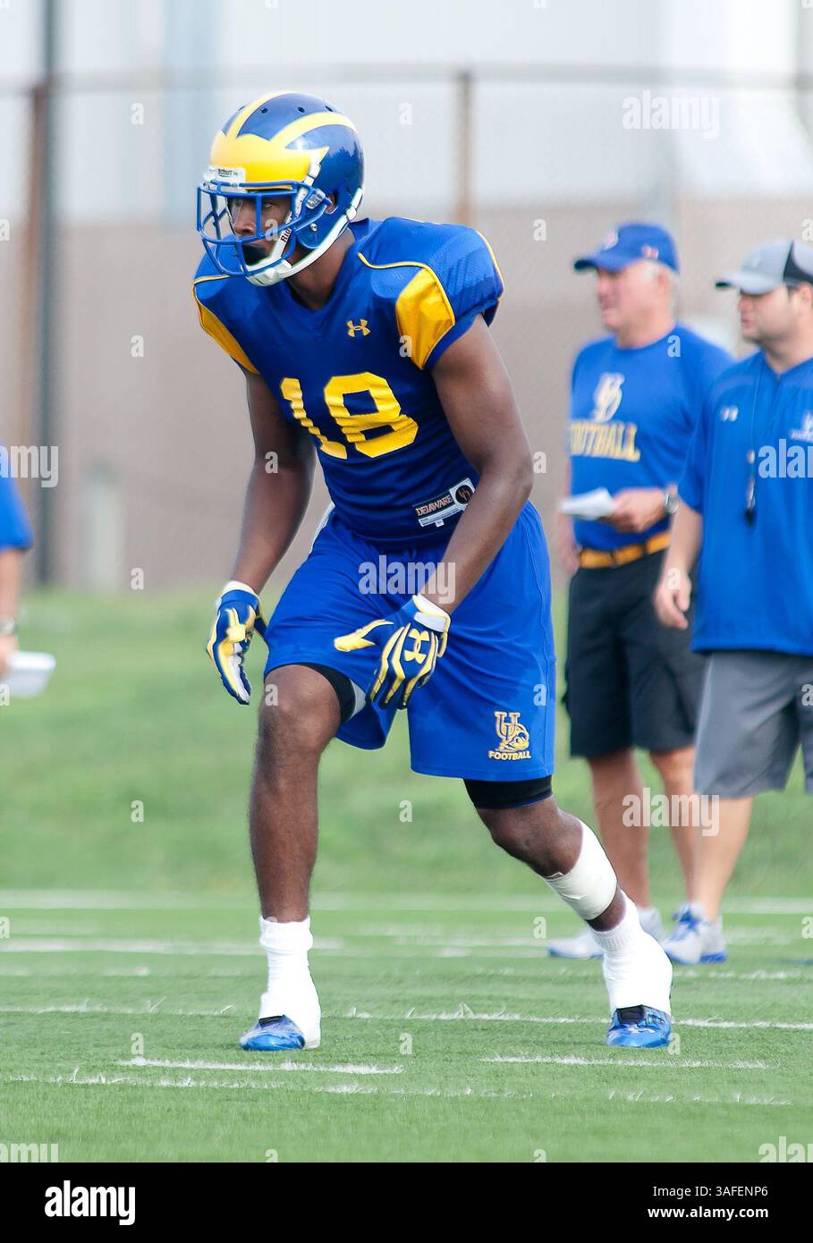 07 agosto 2012 - Newark, Delaware, Stati Uniti - il wide receiver del Delaware Mike Milburn n. 18 prende posizione sulla linea di scrimmage durante gli allenamenti offensivi contro la difesa martedì 7 agosto 2012, al Delaware Practice fieldÊin Newark Delaware. Milburn dovrebbe vedere più tempo di gioco in questa stagione. La squadra di football della University of Delaware è stata scelta al numero 13 nel sondaggio pre-stagionale della Top 25 FCS College Sporting News. (Immagine di credito: © Saquan Stimpson/ZUMAPRESS.com) Foto Stock
