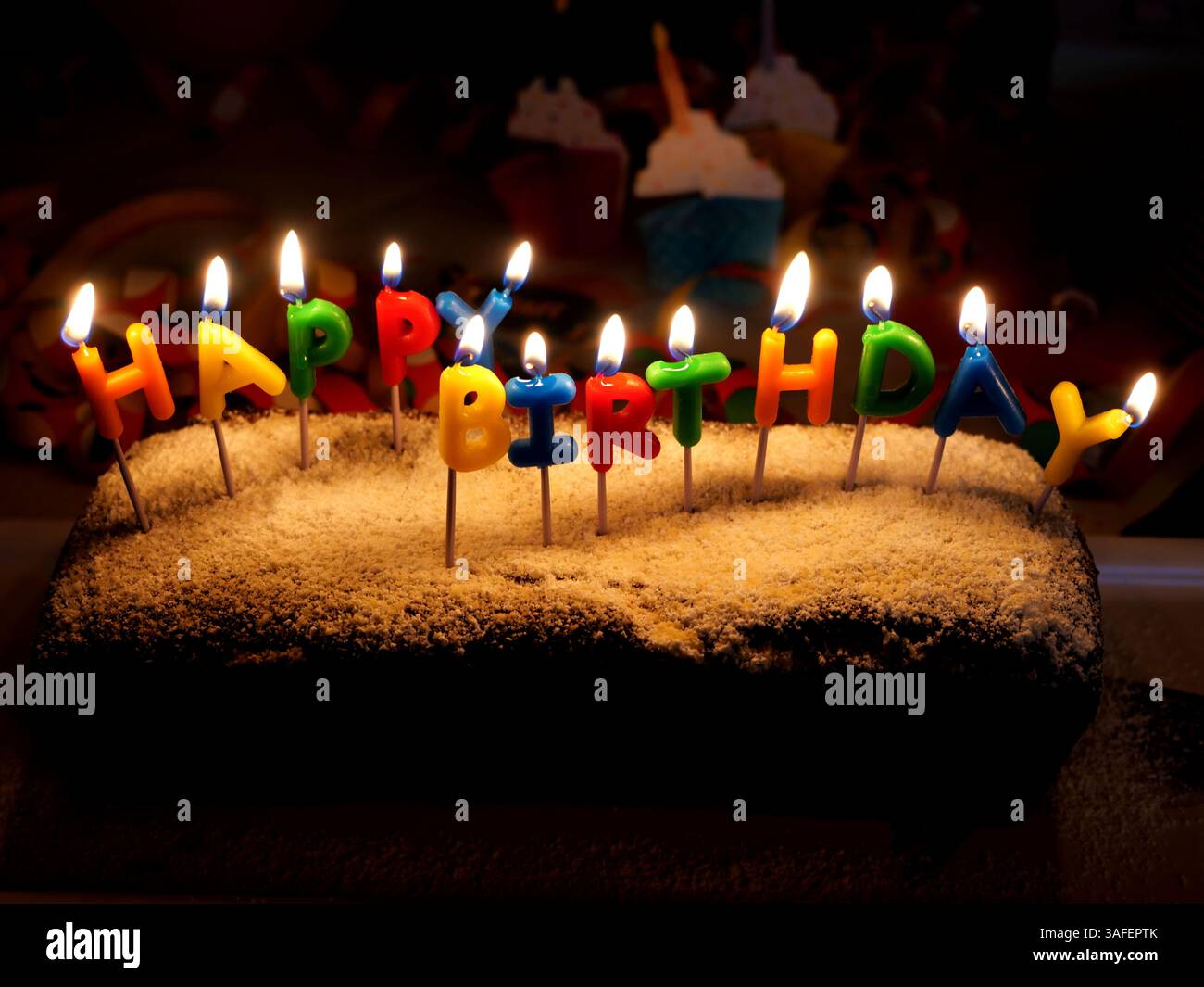La torta di compleanno con candele bruciate a forma di scritta "BUON COMPLEANNO" è una base per i disegni festivi Foto Stock