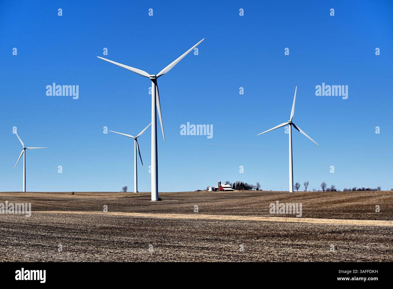 Paw Paw, Illinois, Stati Uniti. Le turbine eoliche sminuiscono le strutture agricole lontane, non appena sono nascoste da nessun raccolto. Foto Stock