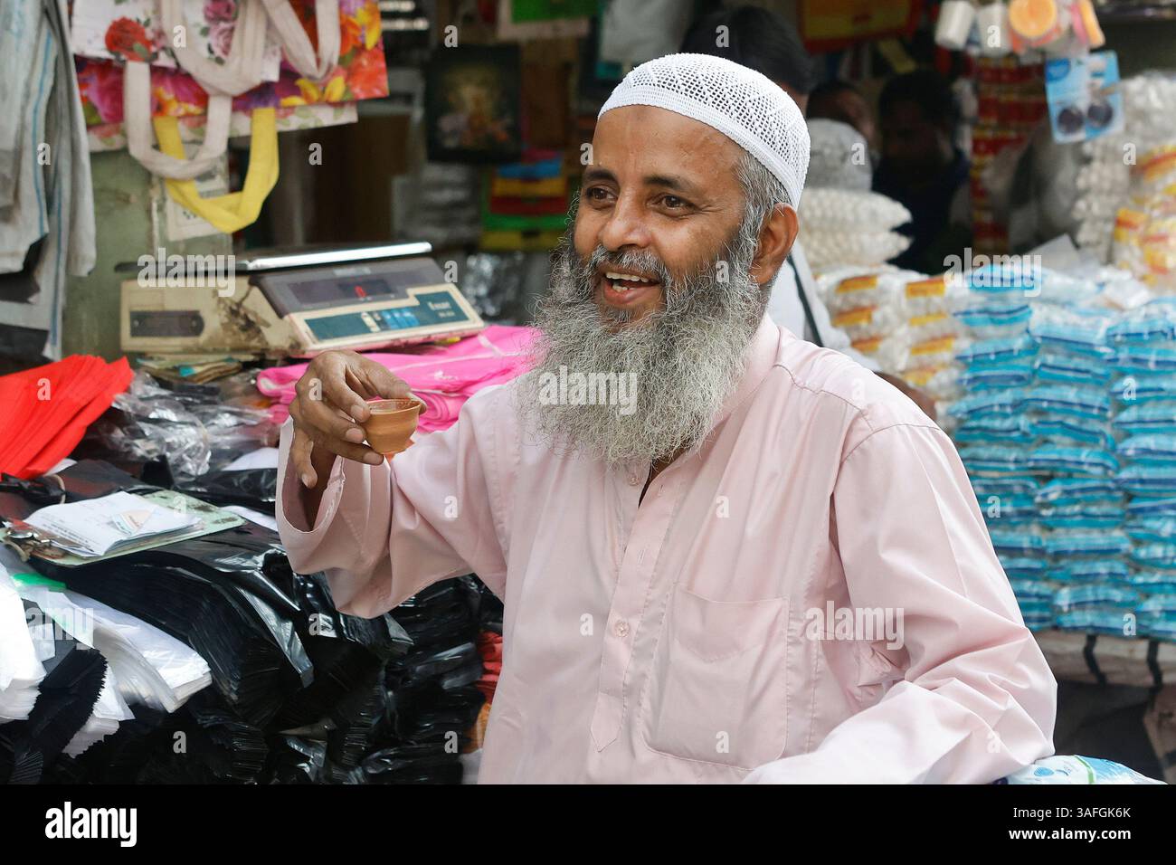 Uomo musulmano che beve il tè da una tazza di argilla a Kolkata, Bengala Occidentale, India Foto Stock