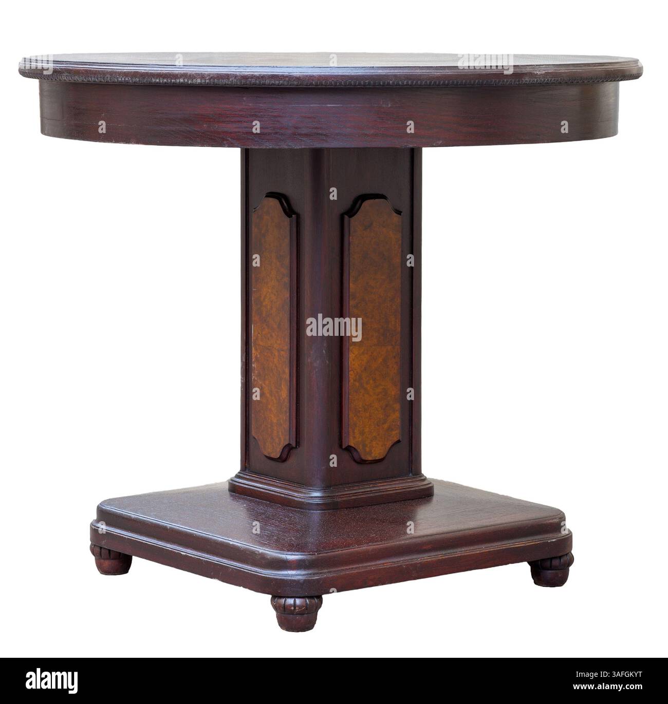 Un tavolo in legno finemente lavorato presenta un piano circolare e un design a piedistallo unico. Ideale per le aree da pranzo, questo accessorio presenta dettagli complessi Foto Stock