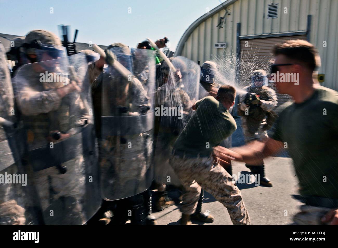 26 aprile 2012 - Stone Bay, Carolina del Nord, Stati Uniti - i Marines conducono un'esercitazione di controllo antisommossa basata su scenari durante l'addestramento non letale Weapons Tactics a Stone Bay, N.C. i Marines sono assegnati all'elemento di combattimento terrestre della Task Force Africa Partnership Station 2012 della cooperazione di sicurezza. (Immagine di credito: © Jemssy Alvarez Jr./U.S. Marine/ZUMAPRESS.com) Foto Stock