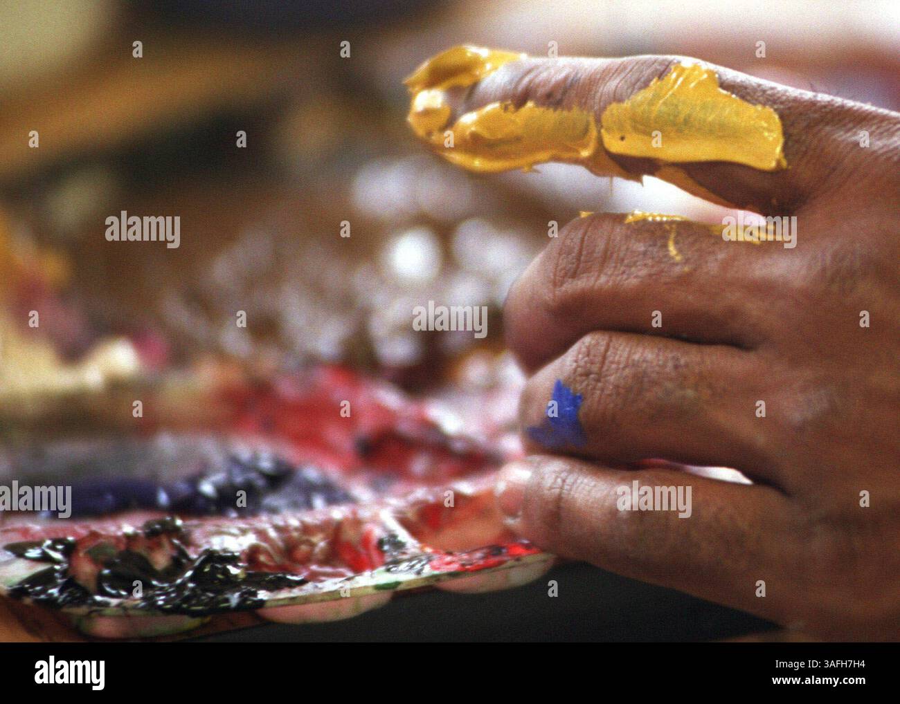 L'istruttore d'arte Gary Coletrane si mette le mani nella pittura mentre i giovani prendono parte al dipinto di due dei ''Party Animals'' al Boys and Girls Club of Greater Washington, mercoledì mattina, 3 aprile 2002. Le sculture saranno infine esposte al Reagan Building. (Immagine di credito: The Washington Times/ZUMAPRESS.com) Foto Stock