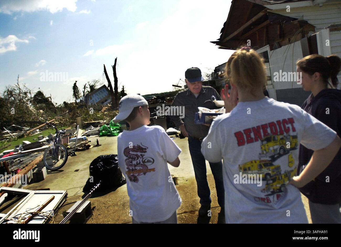 Con il garage completamente distrutto, e parte della sua casa danneggiata su Mill Creek Road, Robert Buck (secondo da sinistra) riceve la colazione dai volontari Brent Henderson, 12 (a sinistra) Janice Henderson (secondo da destra) Amber Henderson, 19 (a destra) e Colleen Hill (Credit Image: The Washington Times/ZUMAPRESS.com) Foto Stock