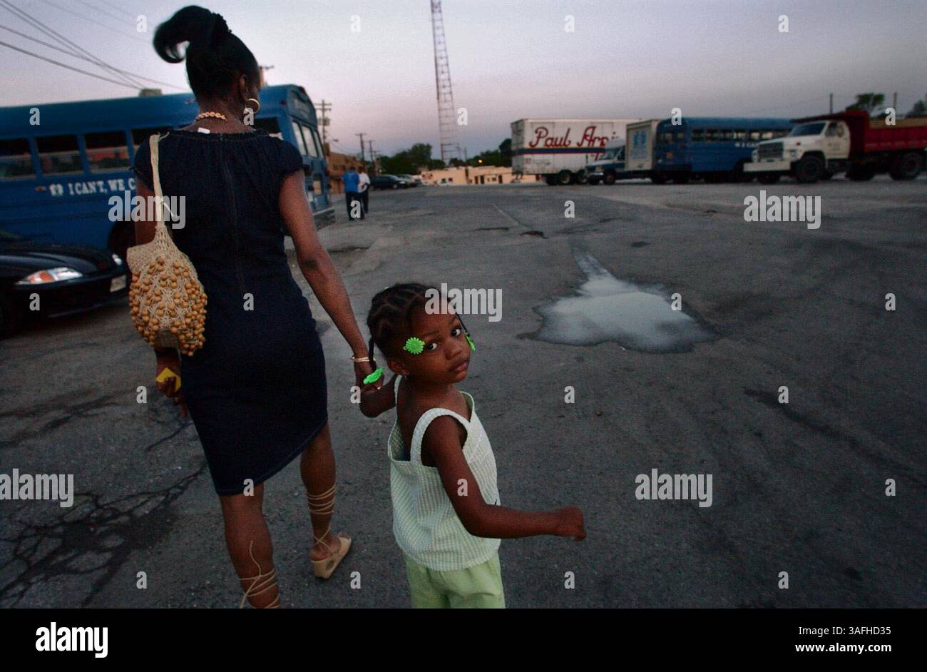 Teresa Williams cammina con il suo neice, Taylor Reed, 3 anni, dopo aver partecipato al primo anniversario di un ex-delinquente rimanendo pulito, a ''non posso ma possiamo a Baltimora MD venerdì 5 luglio 2002. (Immagine di credito: The Washington Times/ZUMAPRESS.com) Foto Stock