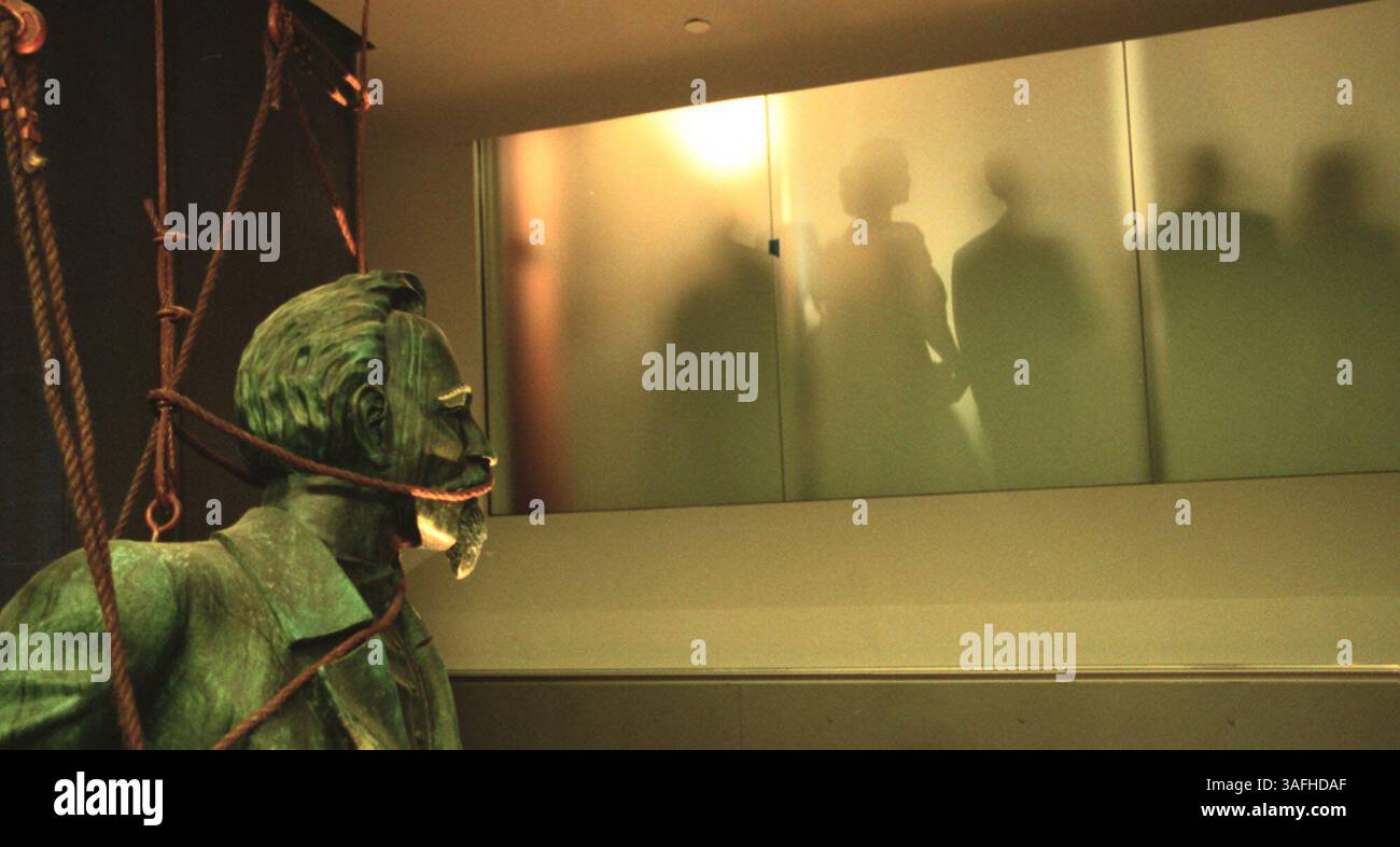 Sospesa dal soffitto del secondo piano dello Spy Museum di Washington, D. C., una statua del fondatore del Cheka sovietico, Felix Dzerzhinsky, sembra guardare gli ospiti nell'ala Ultra durante i discorsi in un'anteprima dell'apertura del museo giovedì 18 luglio 2002. Il museo aprirà al pubblico sabato 20 luglio 2002. (Immagine di credito: The Washington Times/ZUMAPRESS.com) Foto Stock