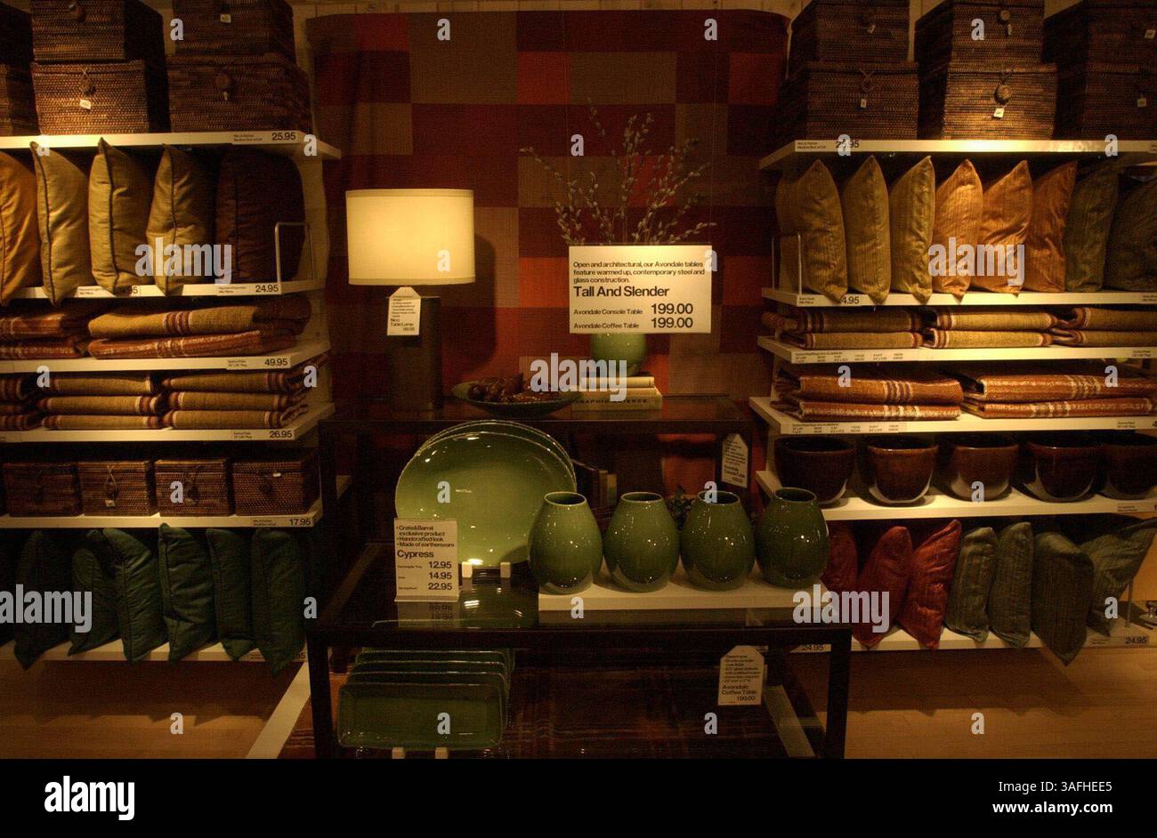 Cuscini e altri accessori in vendita presso Crate and Barrel in Tyson's Corner, Virginia, USA giovedì pomeriggio 22 agosto 2002. (Immagine di credito: The Washington Times/ZUMAPRESS.com) Foto Stock