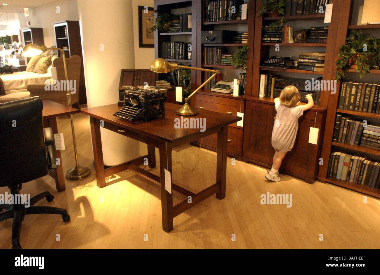 Erica Gironda, 2 anni, guarda una delle vignette esposte al Crate and Barrel in Tyson's Corner, Virginia, USA giovedì pomeriggio 22 agosto 2002. (Immagine di credito: The Washington Times/ZUMAPRESS.com) Foto Stock