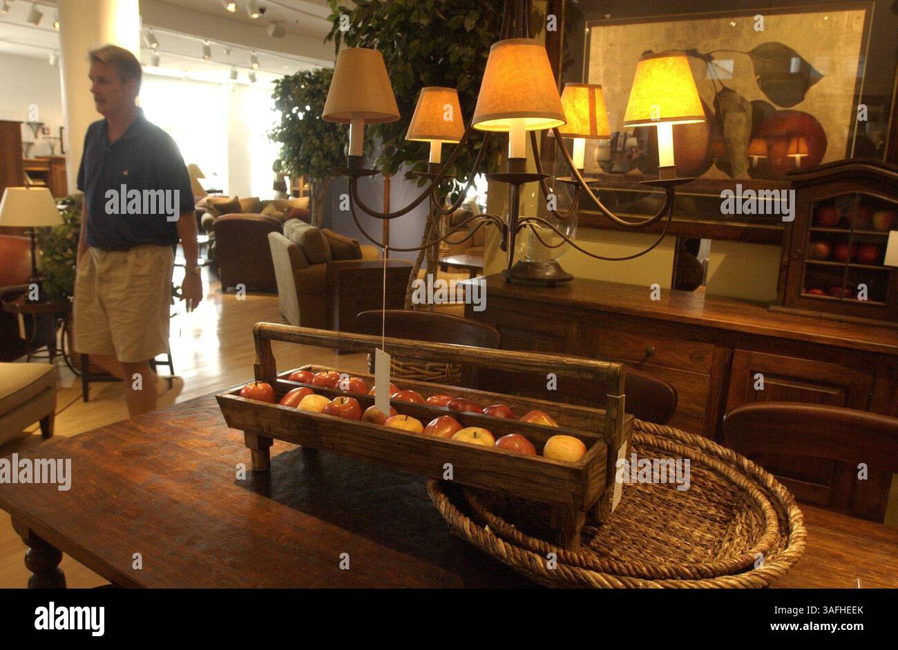 A ma passa da una delle vignette di Crate and Barrel a Tyson's Corner, Virginia, USA giovedì pomeriggio 22 agosto 2002. (Immagine di credito: The Washington Times/ZUMAPRESS.com) Foto Stock