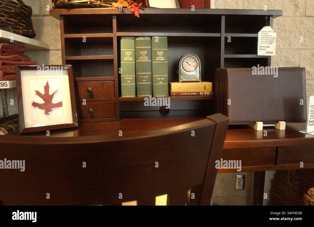 Nuovi mobili in legno in vendita presso Crate and Barrel in Tyson's Corner, Virginia, USA giovedì pomeriggio 22 agosto 2002. (Immagine di credito: The Washington Times/ZUMAPRESS.com) Foto Stock