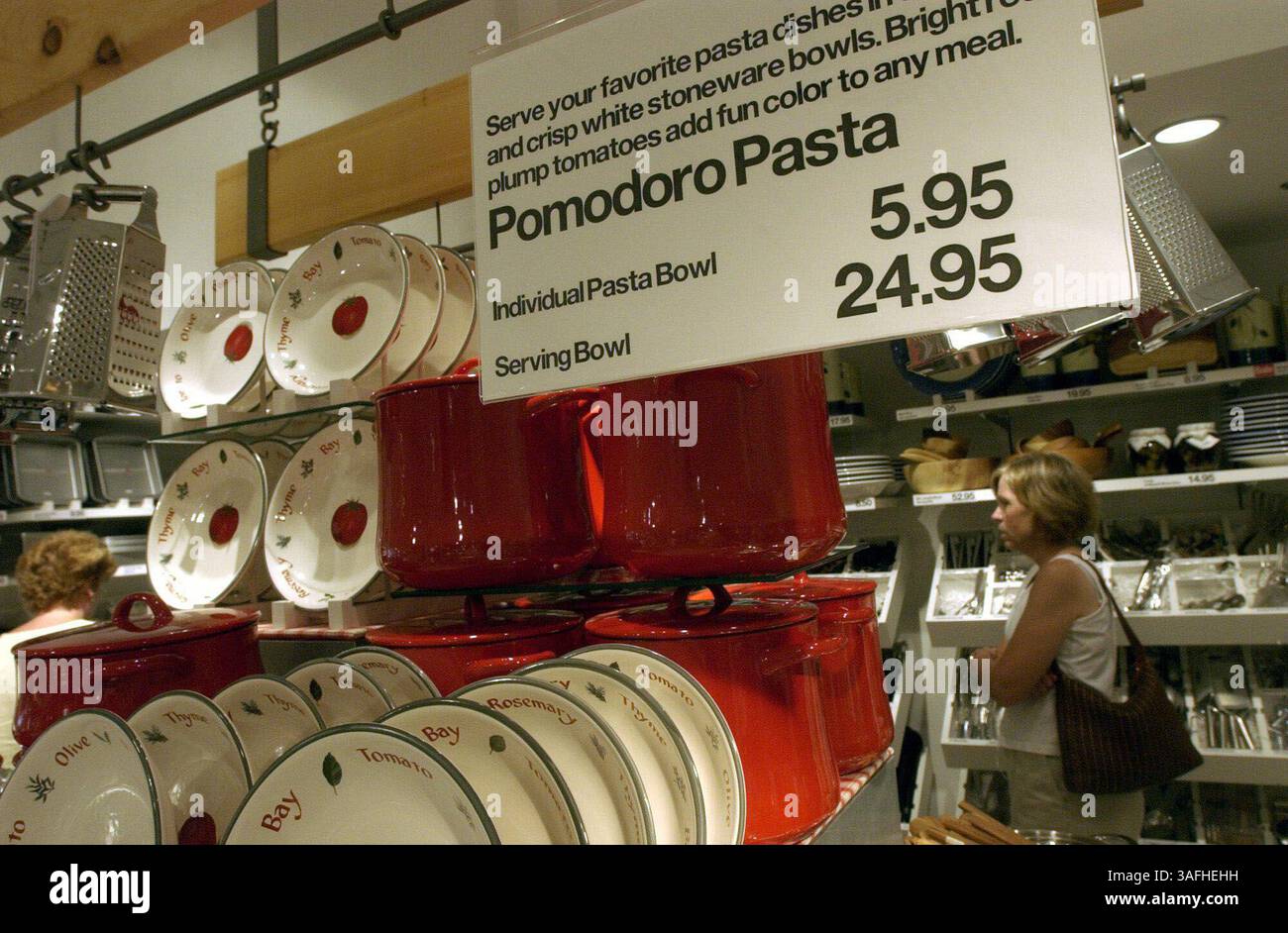 Cartelli di grandi dimensioni come questi aiutano i clienti a identificare gli articoli in vendita presso Crate and Barrel a Tyson's Corner, Virginia, USA giovedì pomeriggio 22 agosto 2002. (Immagine di credito: The Washington Times/ZUMAPRESS.com) Foto Stock