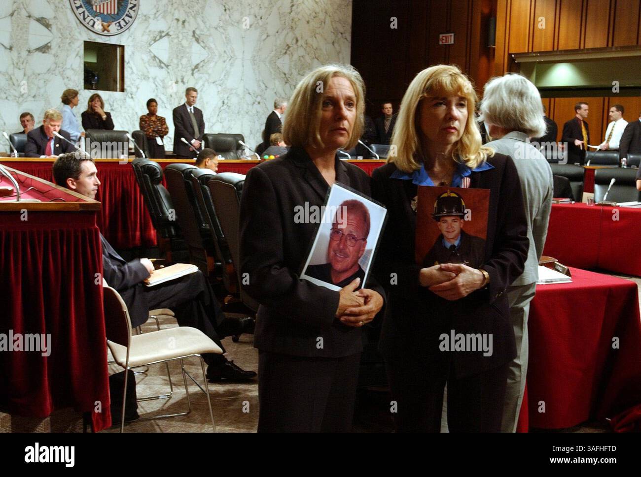 Monica Gabrielle, a sinistra, con una foto di suo marito Richard morto al World Trade Center, e Sally Regenhard, a destra, con una foto di suo figlio Christian Michael otto Regenhard, aspettano un'udienza dell'udienza aperta d'inchiesta congiunta sull'attacco terroristico dell'11 settembre, mercoledì 18 settembre 2002. (Immagine di credito: The Washington Times/ZUMAPRESS.com) Foto Stock