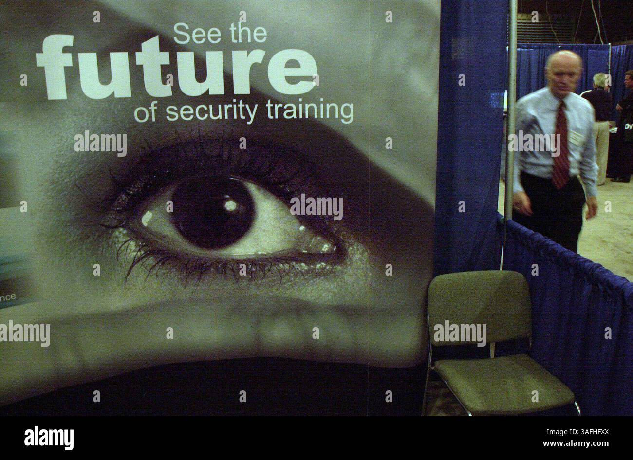 L'approccio intelligente della mostra è un sistema di formazione basato su computer per gli operatori aeroportuali. Tenere d'occhio tutti i partecipanti all'Homeland Security Tech Expo è un richiamo per i cartelloni pubblicitari. L'expo si è tenuta presso la DC Armory di Washington, DC, giovedì 19 settembre 2002. (Immagine di credito: The Washington Times/ZUMAPRESS.com) Foto Stock