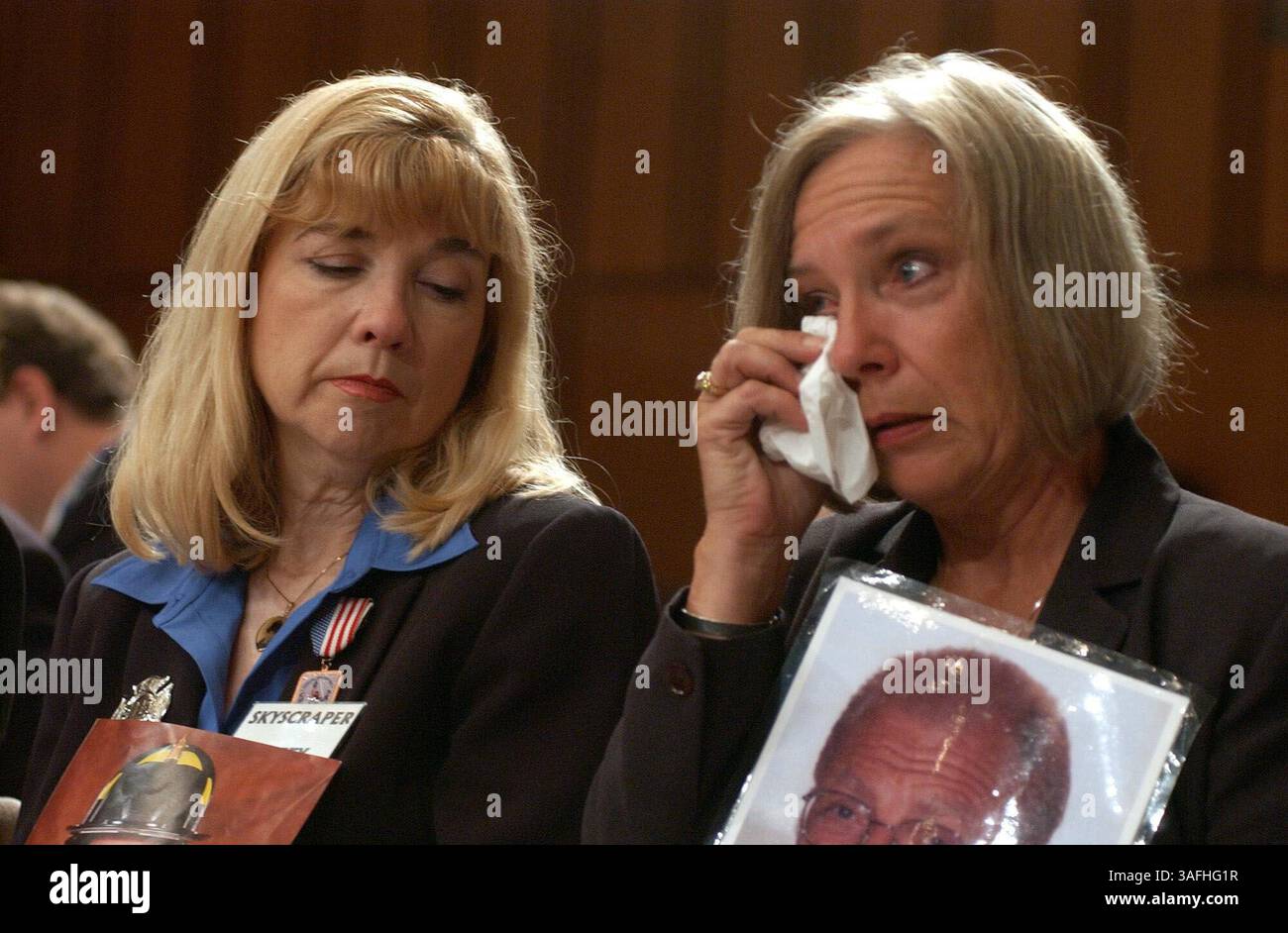 Sally Regenhard, a sinistra, che ha perso suo figlio Christian Michael otto Reaganhard al World Trade Center, guarda Monica Gabrielle, a destra, piange per la morte di suo marito Richard alla commissione d'inchiesta congiunta della camera e delle commissioni d'intelligence del Senato sugli attacchi terroristici dell'11 settembre e sui fallimenti dell'intelligence, mercoledì 18 settembre 2002. (Immagine di credito: The Washington Times/ZUMAPRESS.com) Foto Stock