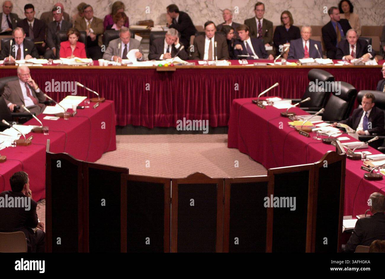 Un comitato congiunto del Comitato di Intelligence del Senato e del Comitato di Intelligence della camera ascolta le testimonianze degli agenti dell'FBI al Campidoglio degli Stati Uniti a Washington martedì 24 settembre 2002. E' stato messo in atto uno schermo per mantenere segrete le loro identità. (Immagine di credito: The Washington Times/ZUMAPRESS.com) Foto Stock