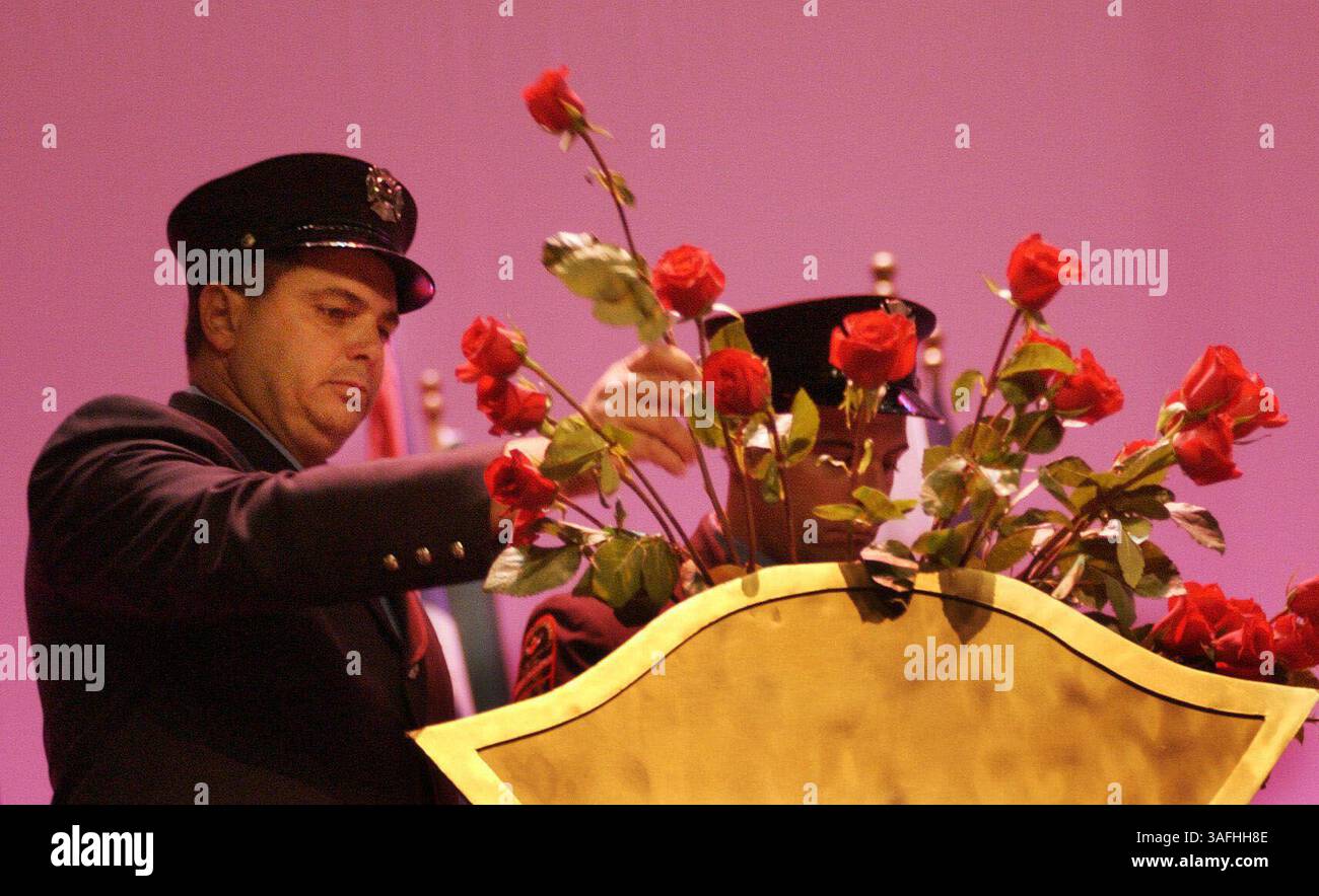 La National Fallen Firefighters Foundation organizza il National Memorial Weekend di ottobre in onore dei vigili del fuoco. Durante il Fallen Firefighters Memorial Service presso il MCI Center, un fiore è stato posto sul podio per ogni vigile del fuoco che è stato onorato. Domenica 6 ottobre 2002. (Immagine di credito: The Washington Times/ZUMAPRESS.com) Foto Stock