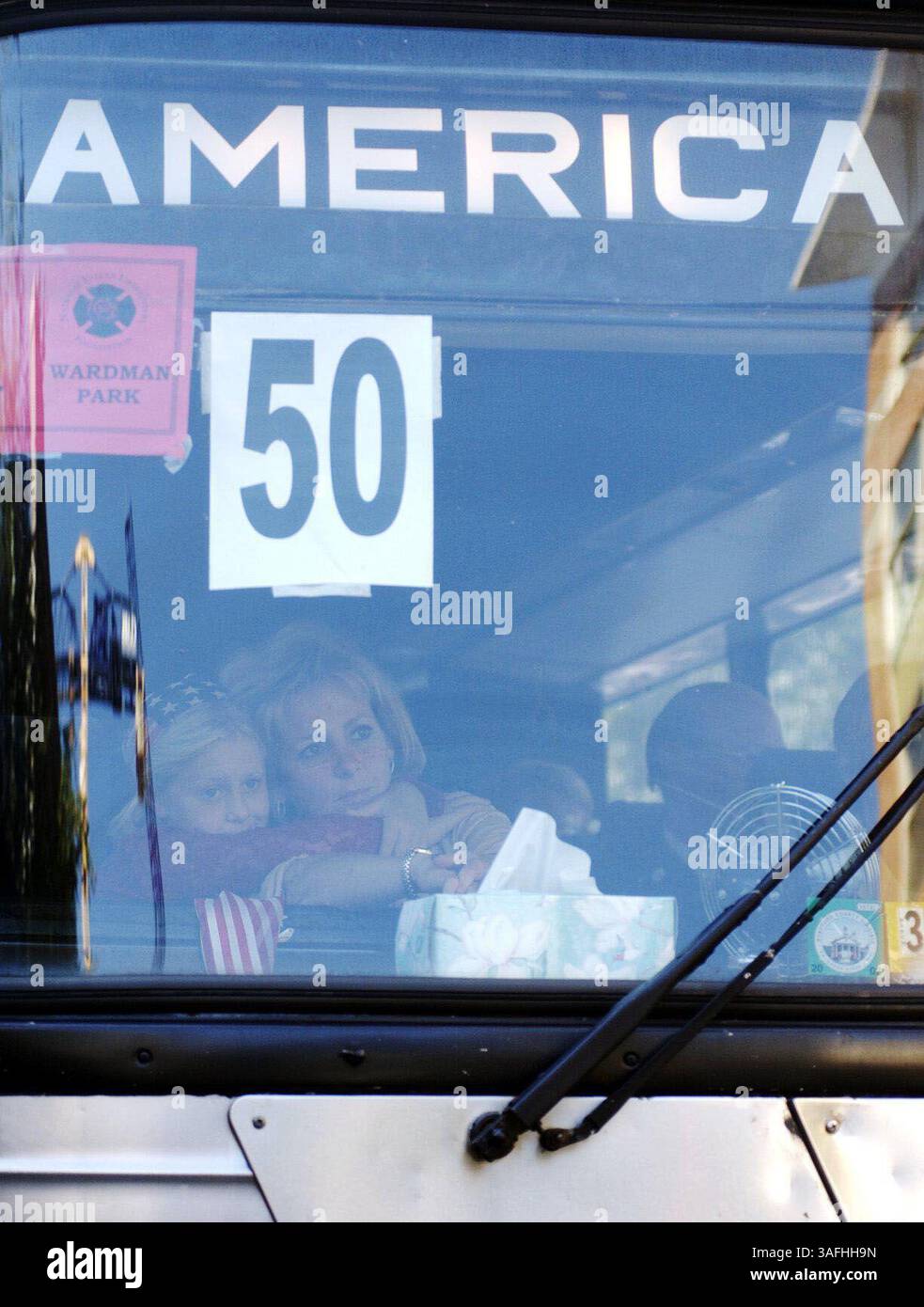 La National Fallen Firefighters Foundation organizza il National Memorial Weekend di ottobre in onore dei vigili del fuoco. Durante la Processione d'Onore al Centro MCI, Suzanne Oelschlager, Right, e sua figlia Kayla Oelschlager, viaggiano su uno dei tanti autobus. Hanno perso il padre di Kayla, Douglas Oelschlager, l'11 settembre. Foto scattata domenica 6 ottobre 2002. (Immagine di credito: The Washington Times/ZUMAPRESS.com) Foto Stock