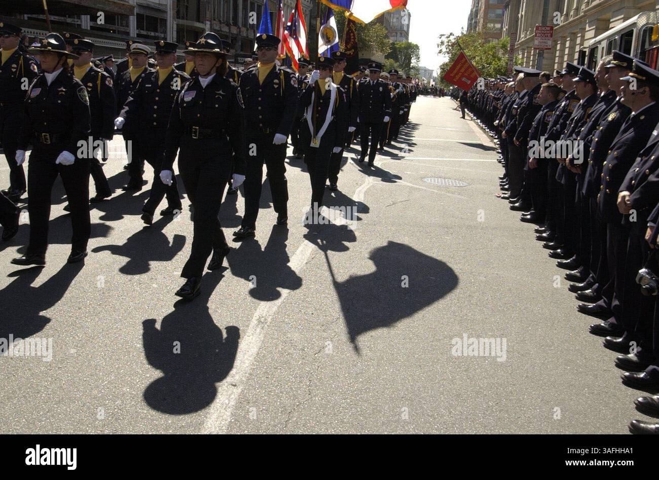 La National Fallen Firefighters Foundation organizza il National Memorial Weekend di ottobre in onore dei vigili del fuoco. La processione d'Onore arriva al MCI Center di Washington, DC, dove si è svolto il Fallen Firefighters Memorial Service, domenica 6 ottobre 2002. (Immagine di credito: The Washington Times/ZUMAPRESS.com) Foto Stock