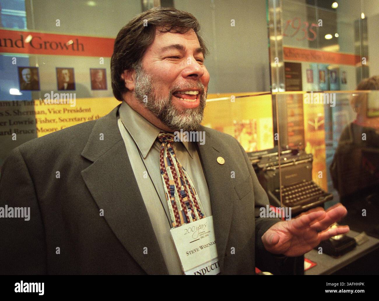 L'inventore Steve Wozniak, co-fondatore della Apple computer Company, parla di come i personal computer hanno cambiato il mondo, rendendo obsolete le macchine da scrivere di vecchio stile. Era a Washington con un gruppo di 38 inventori per commemorare la 200esima annientamento dell'Ufficio brevetti e marchi degli Stati Uniti, martedì 15 ottobre 2002. (Immagine di credito: The Washington Times/ZUMAPRESS.com) Foto Stock