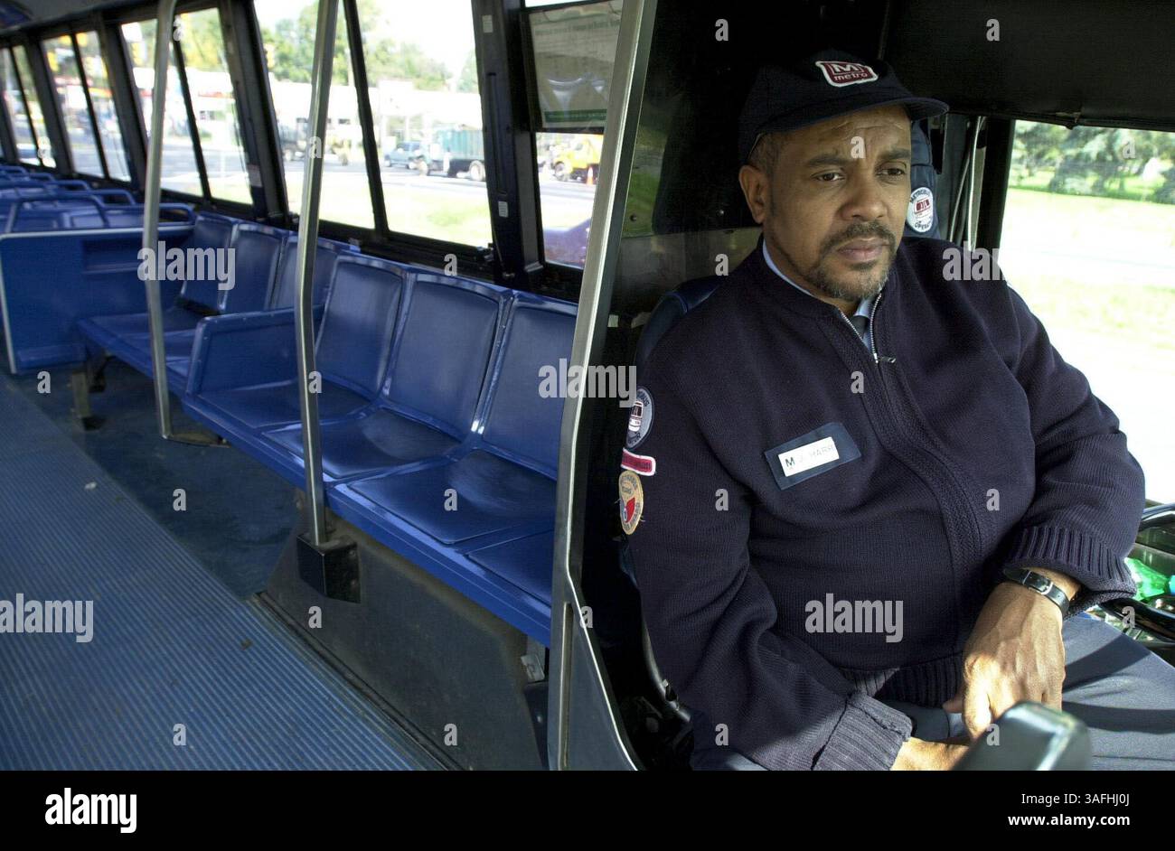 L'autista dell'autobus James Harris aspetta sul suo autobus all'angolo tra Georgia e Connecticut Ave. Nella zona di Aspen Hill di Silver Spring, MD Harris non è stato in grado di guidare l'autobus fino alla sua posizione abituale sul Connecticut e BelPre perché un altro autista di autobus è stato colpito e ucciso lì martedì mattina, Ocotber 22, 2002. La sparatoria è molto simile agli altri omicidi del cecchino della zona DC. Harris ha detto che sentiva che non c'era molto che la gente potesse fare, tranne che sperare che non fosse la prossima persona a cui sparare. (Immagine di credito: The Washington Times/ZUMAPRESS.com) Foto Stock