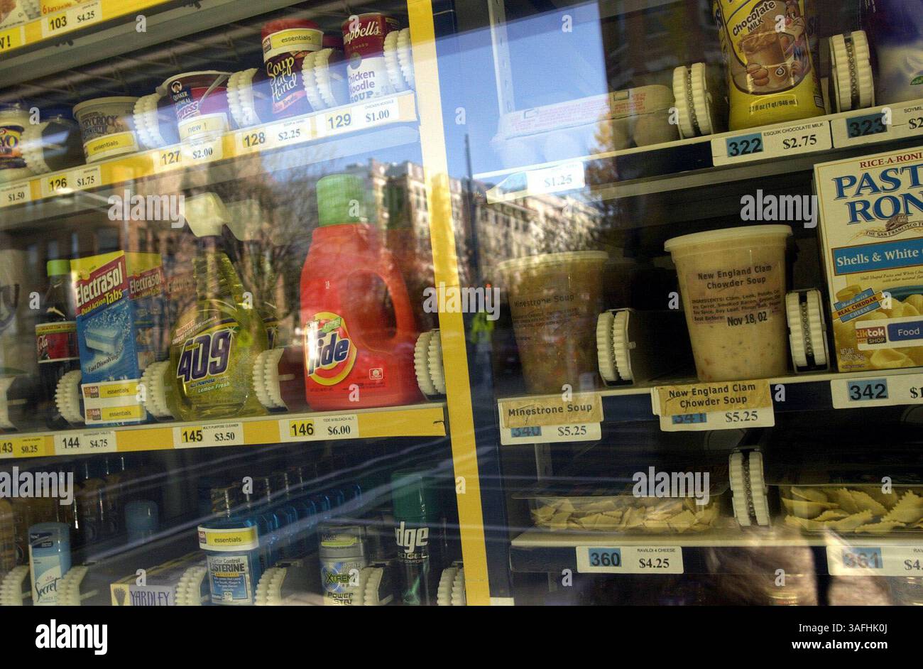 Questo è il nuovo chiosco distributori automatici walk-up dove un cliente può acquistare articoli che vanno dal sapone da bucato al latte ai panini freschi, oltre a una sezione di noleggio DVD, entrambi aperti 24 ore su 24, all'angolo tra la 18th e la California NW a Washington D.C., USA, venerdì pomeriggio 15 novembre 2002. (Immagine di credito: The Washington Times/ZUMAPRESS.com) Foto Stock