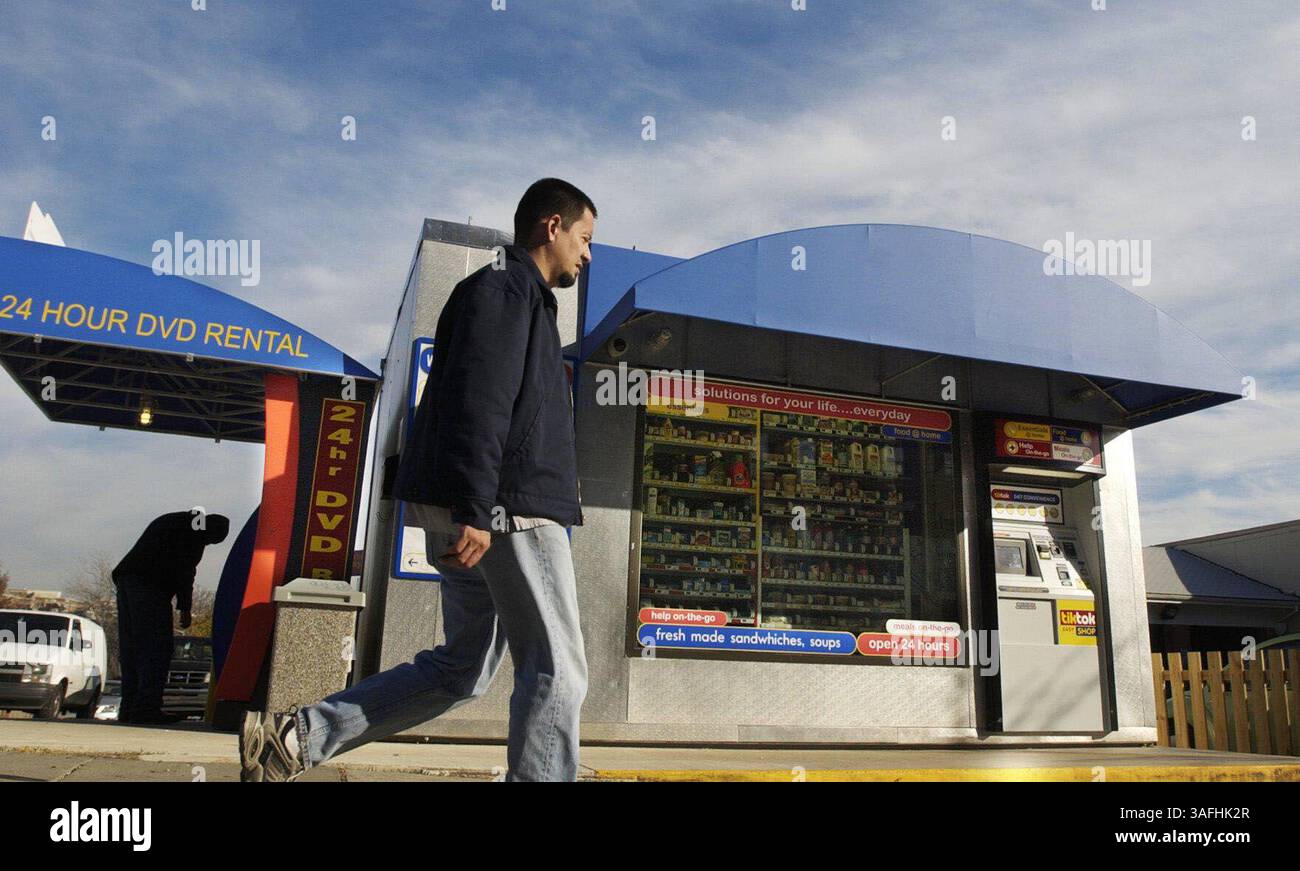 Questo è il nuovo chiosco distributori automatici walk-up dove un cliente può acquistare articoli che vanno dal sapone da bucato al latte ai panini freschi, oltre a una sezione di noleggio DVD, entrambi aperti 24 ore su 24, all'angolo tra la 18th e la California NW a Washington D.C., USA, venerdì pomeriggio 15 novembre 2002. (Immagine di credito: The Washington Times/ZUMAPRESS.com) Foto Stock