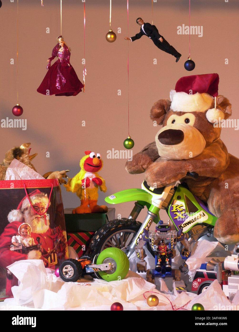 Guida ai giocattoli regalo. Barbie, Ken, Elmo in Big Bird Suit, Orso ripieno su una motocicletta, robot, camion dei pompieri Matchbox. Foto scattata il 20 novembre 2002 (immagine di credito: The Washington Times/ZUMAPRESS.com) Foto Stock