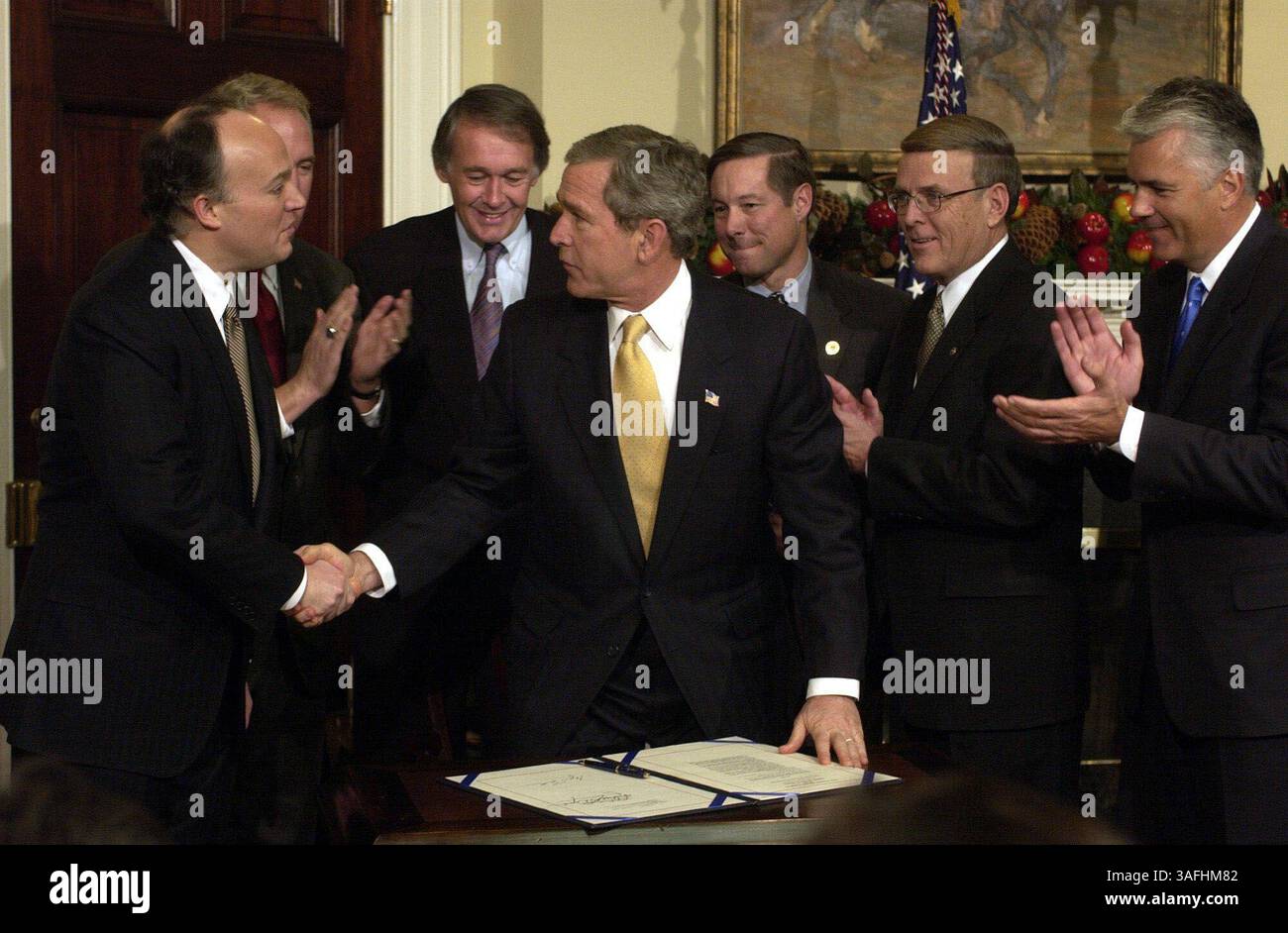 Il presidente George W. Bush firma H.R. 3833, il Dot Kids Implementation Efficiency Act del 2002 nella sala Roosevelt della Casa Bianca e poi risponde con forza alle domande e ai commenti dei giornalisti sull'Iraq, mercoledì 4 dicembre 2002. L-r, dietro POTUS ci sono, Sen. Peter Fitzgerald (R-il); Rep. Adam Schiff (D-CA), Rep. Edward Markey (D-ma), Rep. Fred Upton (R-mi), Sen. Bryon Dorgon (D-ND), Sen. John Ensign (Credit Image: The Washington Times/ZUMAPRESS.com) Foto Stock