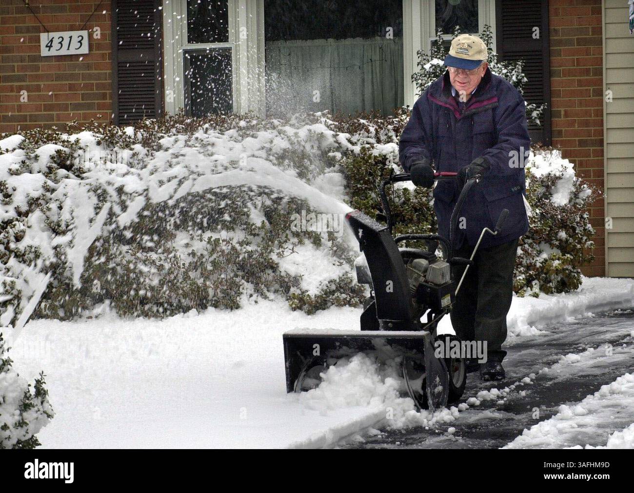 William Yehle utilizza un soffiatore di neve per liberare il suo vialetto su Franconia Road nella contea di Fairfax giovedì mattina 5 dicembre 2002, durante la prima nevicata della stagione nell'area di Washington. (Immagine di credito: The Washington Times/ZUMAPRESS.com) Foto Stock
