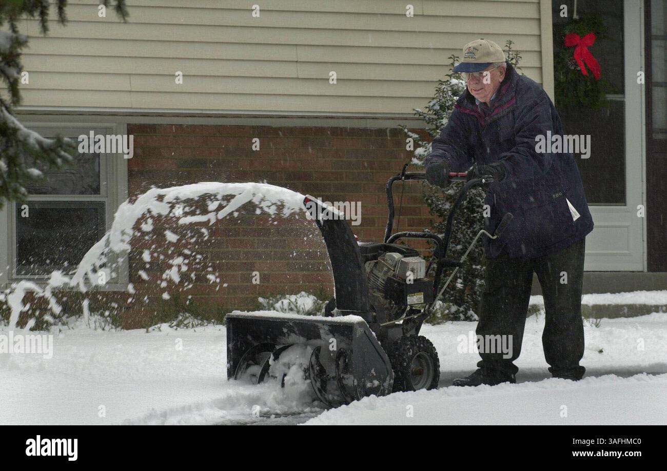 William Yehle utilizza un soffiatore di neve per liberare il suo vialetto su Franconia Road nella contea di Fairfax giovedì mattina 5 dicembre 2002, durante la prima nevicata della stagione nell'area di Washington. (Immagine di credito: The Washington Times/ZUMAPRESS.com) Foto Stock