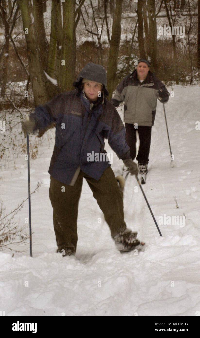 Bonnie Iredell, seguita da suo marito Mark Iredell, fa un po' di sci di fondo nel Ridgeview Park nella contea di Fairfax giovedì mattina 5 dicembre 2002, durante la prima nevicata della stagione nella zona di Washington. (Immagine di credito: The Washington Times/ZUMAPRESS.com) Foto Stock