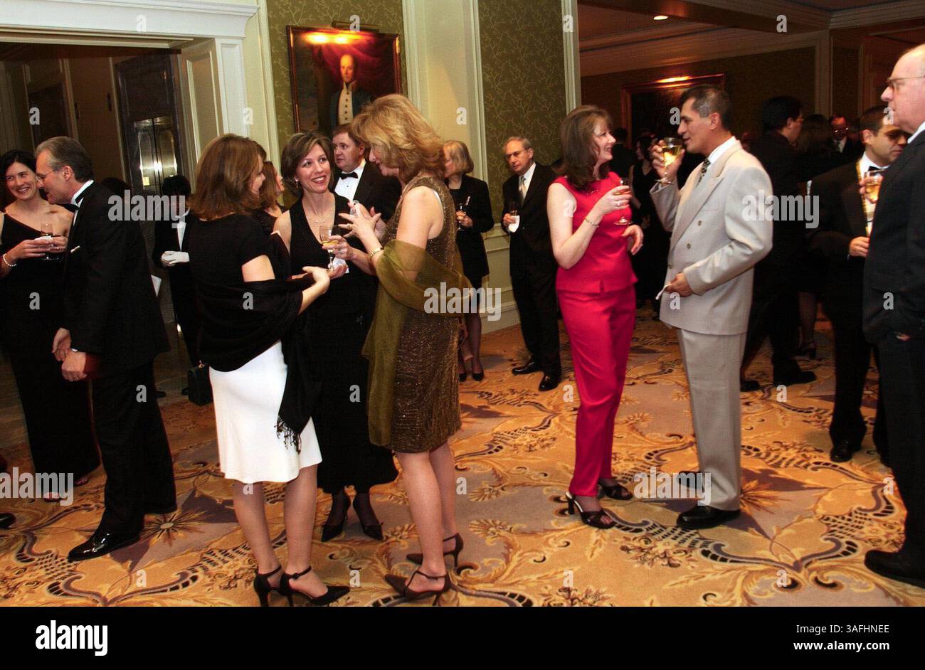 Le persone chiacchierano durante l'ora del cocktail all'evento "The fine Art of Cuisine" presso il Ritz-Carlton Hotel di Tysons Corner va sabato 18 gennaio 2003. (Immagine di credito: The Washington Times/ZUMAPRESS.com) Foto Stock