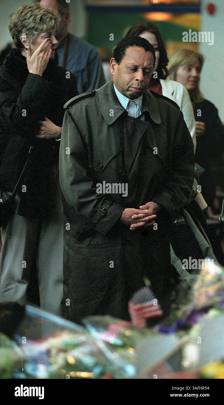 Nathaniel Jordan si affaccia su un piccolo memoriale iniziato di fronte alla mostra dello Space Shuttle Columbia presso il National Air and Space Museum dello Smithsonian, martedì 4 febbraio 2003. Jordan ha visto il primo lancio e atterraggio dello Space Shuttle Columbia nel 1981. (Immagine di credito: The Washington Times/ZUMAPRESS.com) Foto Stock