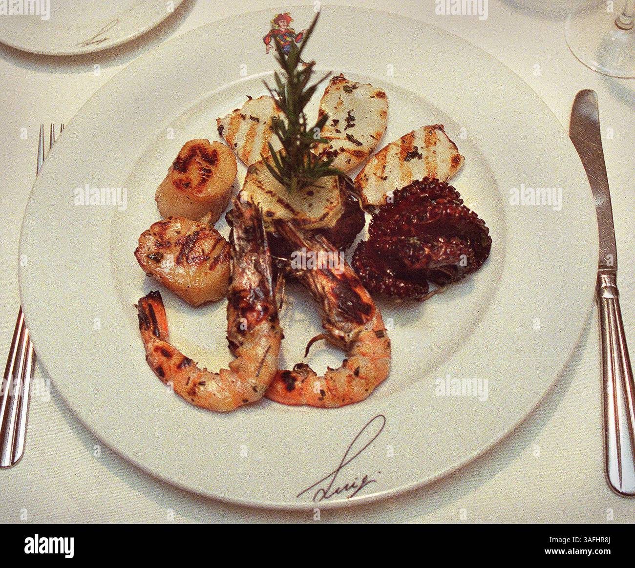 Un primo piatto al ristorante al Tiramisu e' la grigliata mista di pesce. Foto scattata giovedì 6 febbraio 2003. (Immagine di credito: The Washington Times/ZUMAPRESS.com) Foto Stock