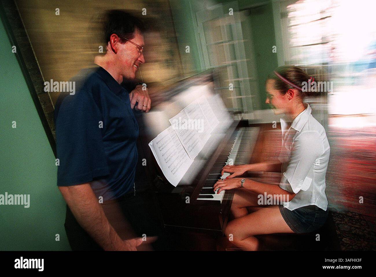 Henry Richardson e sua figlia Hope Richardson, 14 anni, suonano entrambi il pianoforte nella loro casa di Washington. Hope ha iniziato a giocare sei o sette anni fa. Foto scattata giovedì 3 aprile 2003. (Immagine di credito: The Washington Times/ZUMAPRESS.com) Foto Stock