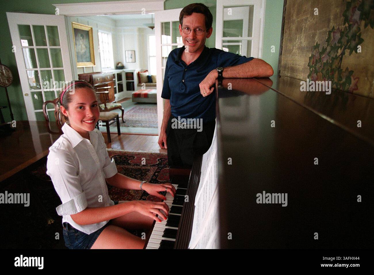Henry Richardson e sua figlia Hope Richardson, 14 anni, suonano entrambi il pianoforte nella loro casa di Washington. Hope ha iniziato a giocare sei o sette anni fa. Foto scattata giovedì 3 aprile 2003. (Immagine di credito: The Washington Times/ZUMAPRESS.com) Foto Stock