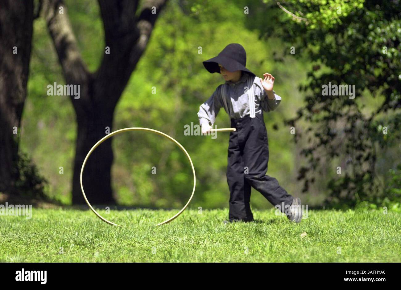 Matthias Shadle di Lusby, MD, di sette anni, gode del suo bastone mentre partecipa a una rievocazione della guerra civile a Fort C.F. Smith, che comprendeva la compagnia delta 3rd U.S. Infantry Reg. Del 1861, ad Arlington, Virginia, domenica, 27 aprile 2003. (Immagine di credito: The Washington Times/ZUMAPRESS.com) Foto Stock
