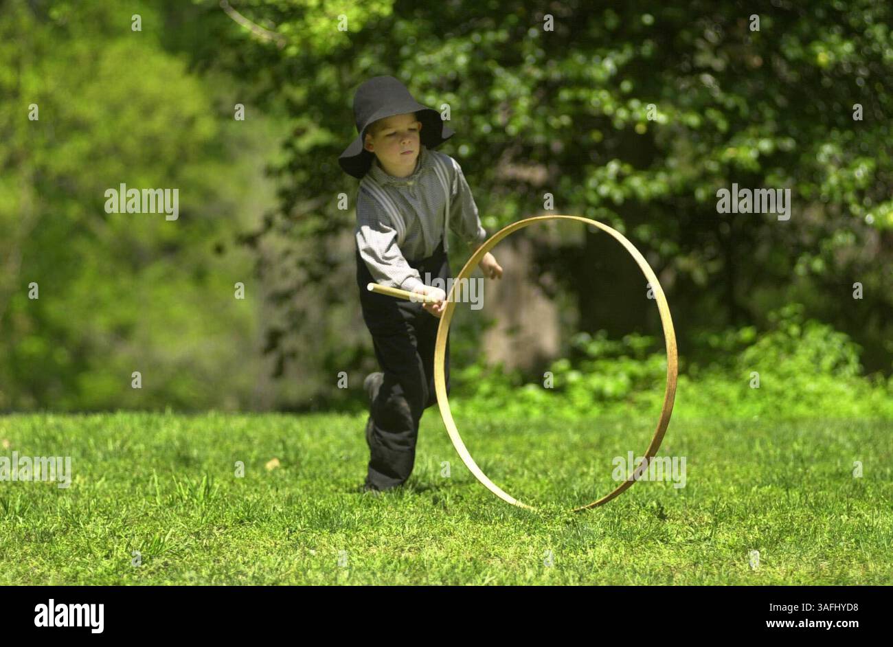 Matthias Shadle di Lusby, MD, di sette anni, gode del suo bastone mentre partecipa a una rievocazione della guerra civile a Fort C.F. Smith, che comprendeva la compagnia delta 3rd U.S. Infrantry Reg. Del 1861, ad Arlington, Virginia, domenica, 27 aprile, 2003. (immagine di credito: The Washington Times/ZUMAPRESS.com) Foto Stock