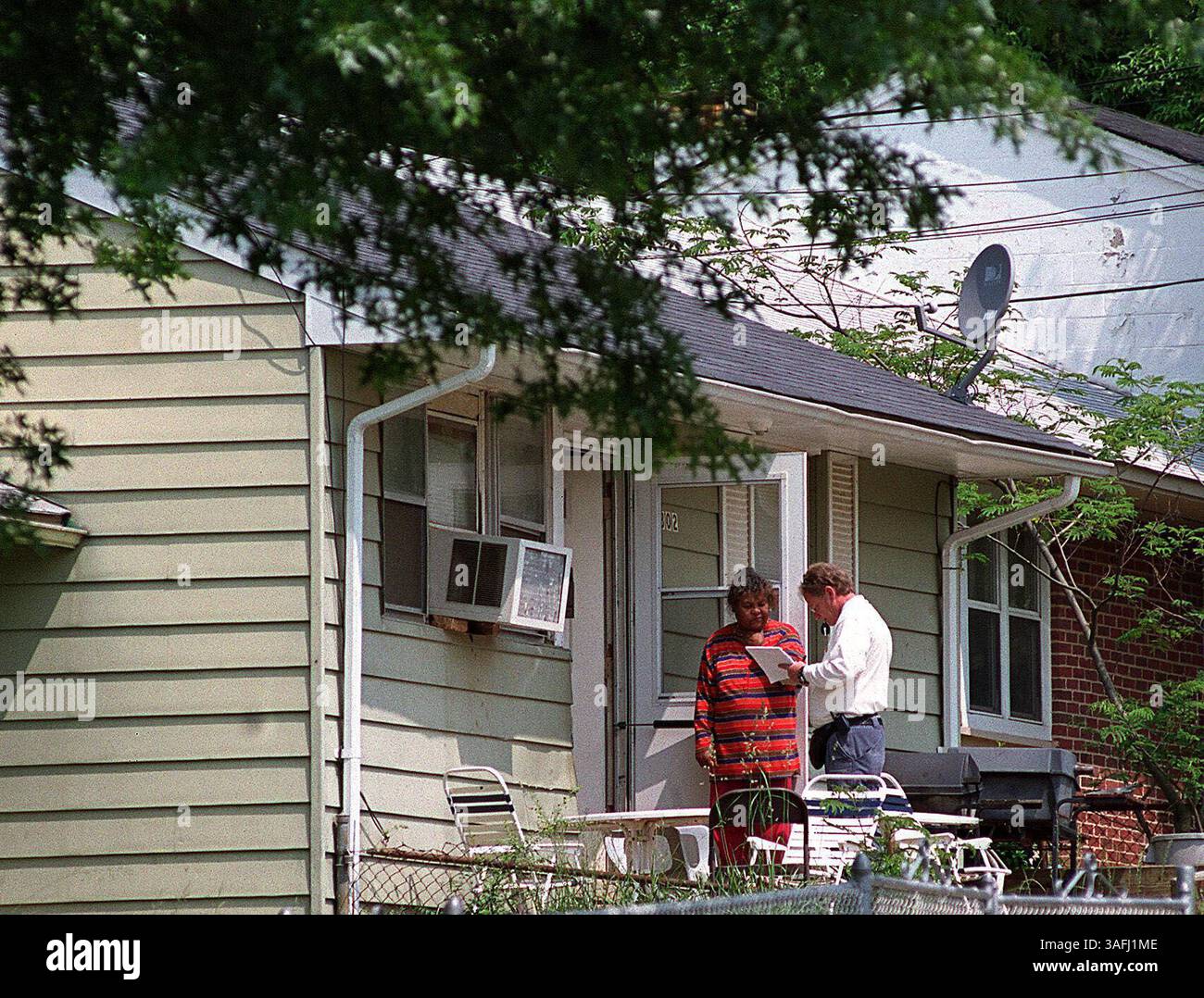 Il sergente James Flynn intervista Deloria Brown del 2302 Tuemmler Avenue a Palmer Park, lunedì mattina, 2 giugno 2003. La signorina Brown e' la madre di Octavius Brown, che si e' consegnato alle autorita' dopo essersi barricato in casa per ore con un complice denunciato. I due uomini erano ricercati in connessione con una rapina a mano armata a Bladensburg overnite. (Immagine di credito: The Washington Times/ZUMAPRESS.com) Foto Stock