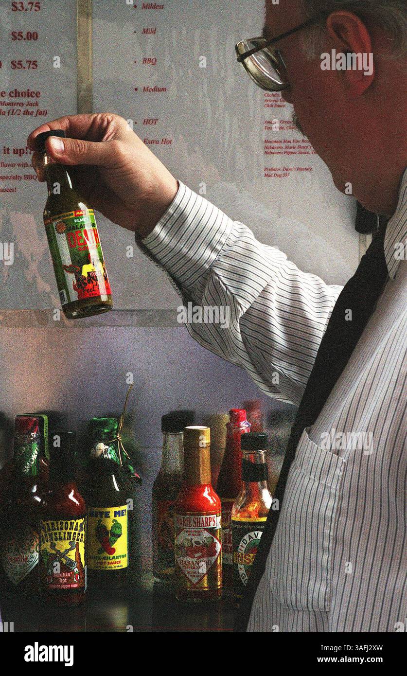 "Quando devi mangiare un burrito, devi mangiarne uno", ride Thomas Hargrove dopo aver scelto la salsa calda "Original Death" da un elenco di diversi gradi di salsa calda a "Honest to Goodness burritos", il 15 e K St NW a Washington DC, giovedì 26 giugno 2003. Hargrove, di Alessandria, va, visita il burrito buggy una volta ogni 2 settimane, ha detto. (Immagine di credito: The Washington Times/ZUMAPRESS.com) Foto Stock