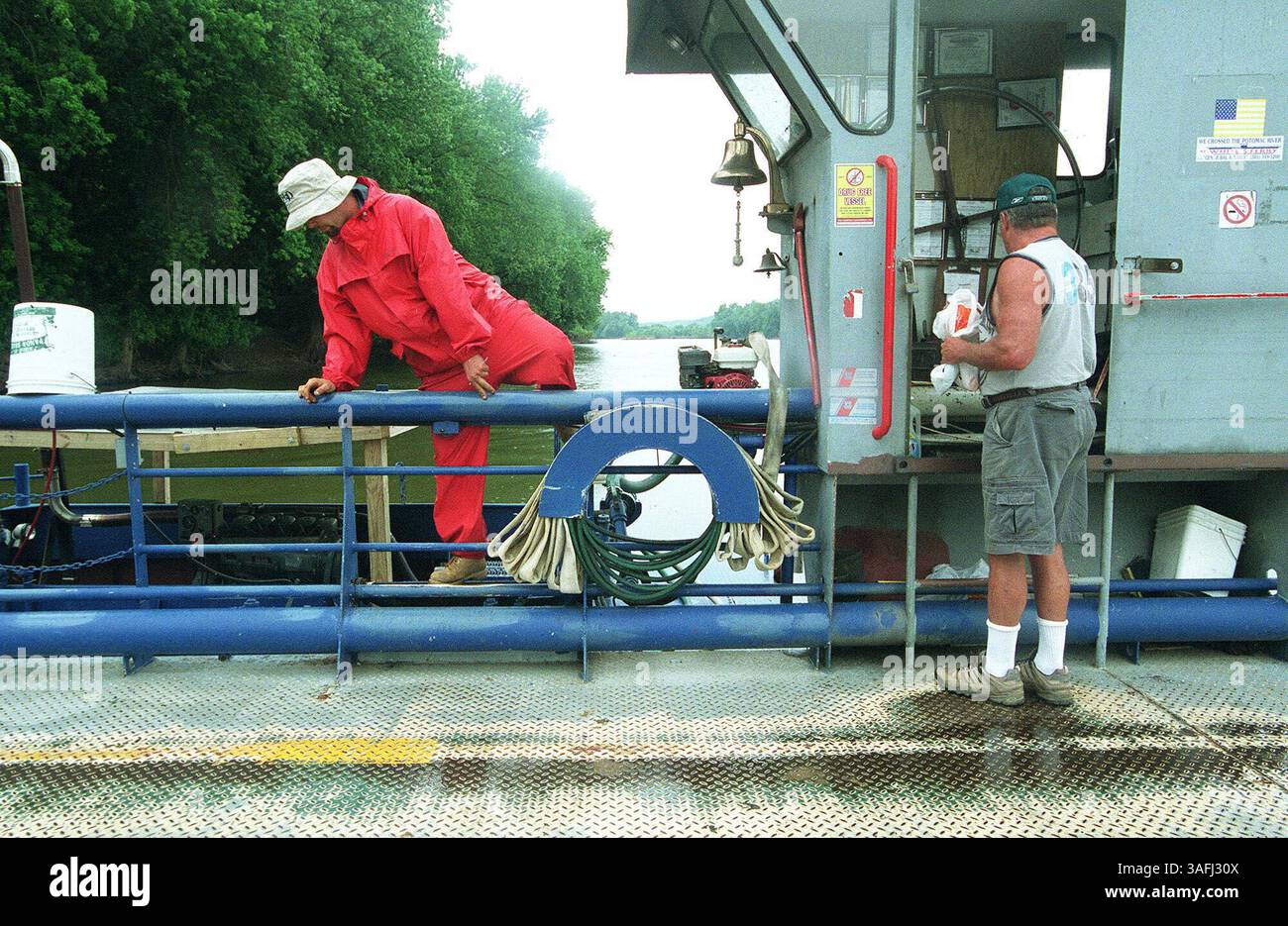 John Rush cambia i compiti di ''capitano'' con Steve ''Beau'' Boger di White's Ferry mercoledì 2 luglio 2003. Rush e Boger ruotano presto e tardi i turni ogni quattro giorni. Il traghetto è aperto 7 giorni su 7 dalle 5:00 alle 23:00. (Immagine di credito: The Washington Times/ZUMAPRESS.com) Foto Stock