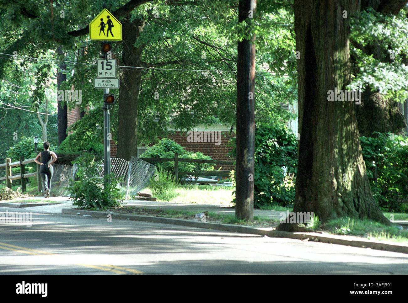 Una donna cammina lungo l'isolato 2400 di 25 St. Se, lunedì 14 luglio 2003. Venerdì scorso la strada è stata sostenuta da auto di uomini arrestati per aver sollecitato prostitute in un'operazione di polizia che ha messo a rete 54 uomini. (Immagine di credito: The Washington Times/ZUMAPRESS.com) Foto Stock