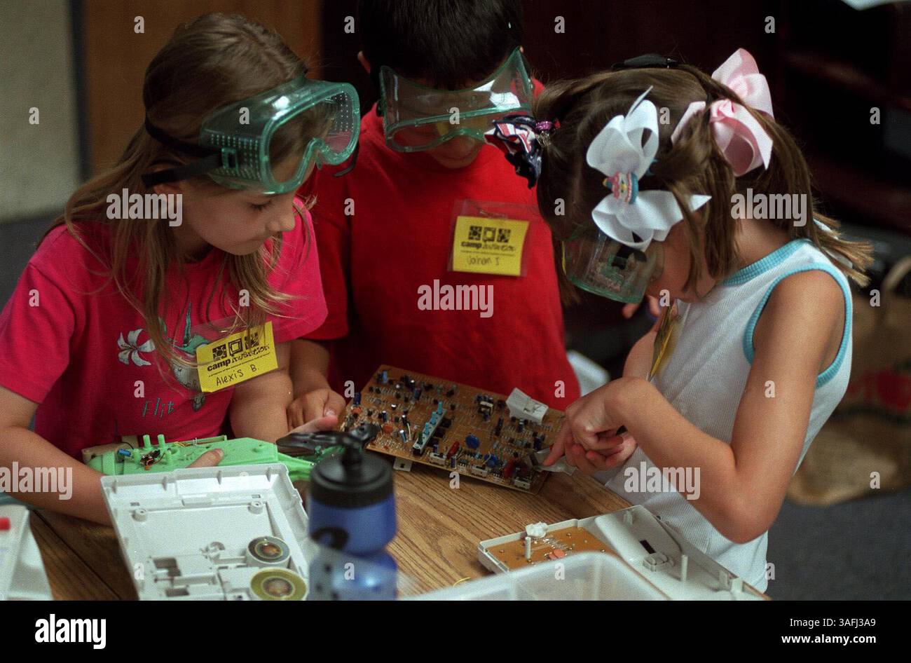 I bambini lavorano per smontare le macchine durante una delle sessioni chiamate "i CAN Invent" al Camp Invention Takes Flight, martedì 15 luglio 2003. Il campo estivo della durata di una settimana si tiene alla Stratford Landing School di Alexandria, Virginia, e sponsorizzato dall'Ufficio brevetti e marchi degli Stati Uniti e dalla National Inventors Hall of Fame, Inc. Ogni giorno, i bambini ruotano attraverso cinque "moduli" dove imparano qualche aspetto sul volo. Camp Invention gestisce anche altri campi scientifici a tema, tra cui Camp Invention Creations e Camp Invention Discover. (Immagine di credito: The Washington Times/ZUMAPRESS.com) Foto Stock