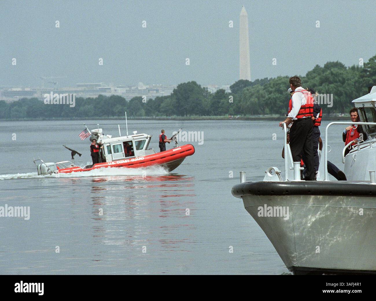 Una nave di risposta alla sicurezza interna organizza una dimostrazione per il segretario alla sicurezza interna Tom Ridge, a prua della nave in primo piano, sulle acque del fiume Potomac mercoledì 6 agosto 2003. La barca da 25 piedi con due mitragliatrici montate è in grado di raggiungere velocità superiori a 40 nodi o 46 miglia all'ora. Questa foto è stata scattata durante una dimostrazione per il segretario alla sicurezza interna Tom Ridge, che era a disposizione per celebrare il 213° compleanno della Guardia Costiera. (Immagine di credito: The Washington Times/ZUMAPRESS.com) Foto Stock Una nave di risposta alla sicurezza interna organizza una dimostrazione per il segretario alla sicurezza interna Tom Ridge, a prua della nave in primo piano, sulle acque del fiume Potomac mercoledì 6 agosto 2003. La barca da 25 piedi con due mitragliatrici montate è in grado di raggiungere velocità superiori a 40 nodi o 46 miglia all'ora. Questa foto è stata scattata durante una dimostrazione per il segretario alla sicurezza interna Tom Ridge, che era a disposizione per celebrare il 213° compleanno della Guardia Costiera. (Immagine di credito: The Washington Times/ZUMAPRESS.com) Foto Stock