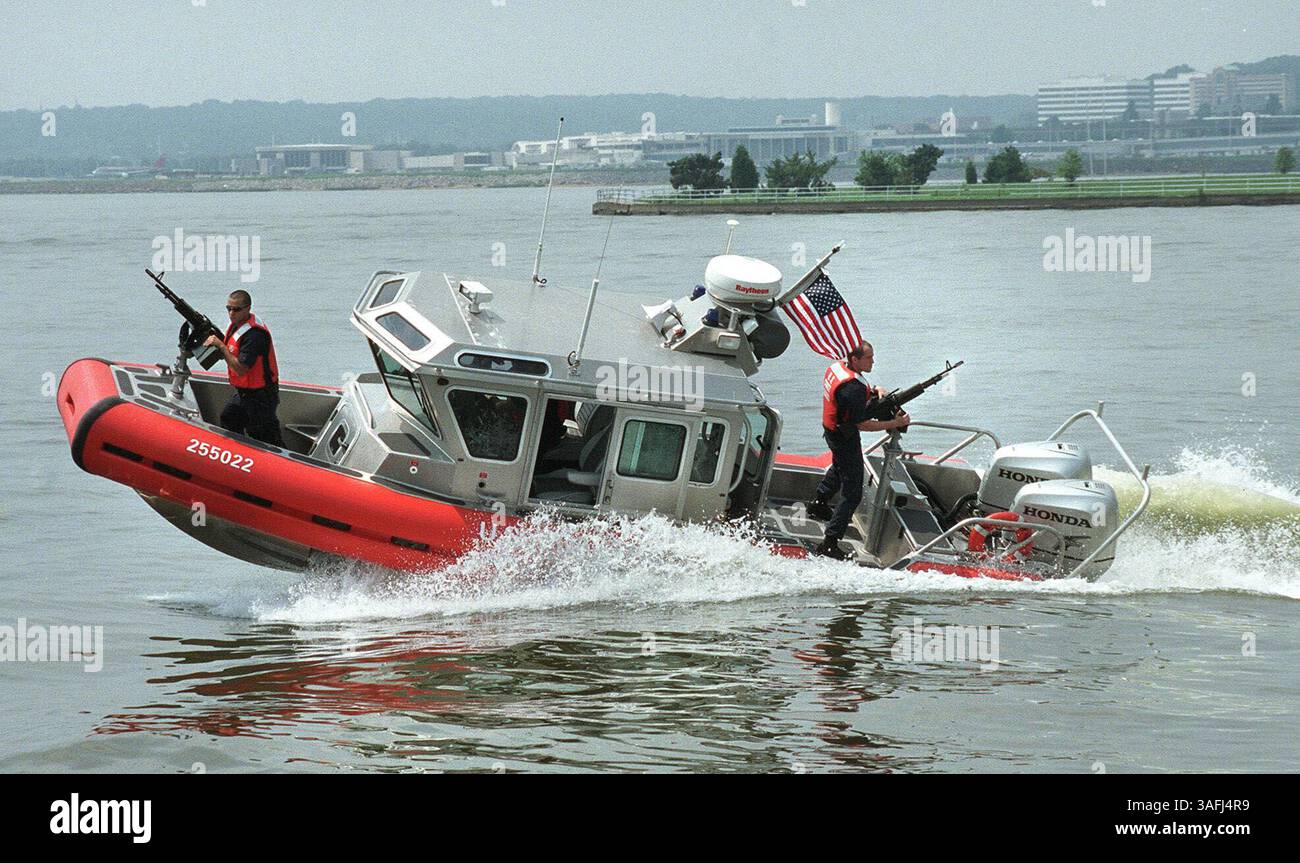 Mercoledì 6 agosto 2003, una nave di risposta alla sicurezza interna pattuglia le acque del fiume Potomac di fronte a Haines Point. La barca da 25 piedi con due mitragliatrici montate è in grado di raggiungere velocità superiori a 40 nodi o 46 miglia all'ora. Questa foto è stata scattata durante una dimostrazione per il segretario alla sicurezza interna Tom Ridge, che era a disposizione per celebrare il 213° compleanno della Guardia Costiera. (Immagine di credito: The Washington Times/ZUMAPRESS.com) Foto Stock Mercoledì 6 agosto 2003, una nave di risposta alla sicurezza interna pattuglia le acque del fiume Potomac di fronte a Haines Point. La barca da 25 piedi con due mitragliatrici montate è in grado di raggiungere velocità superiori a 40 nodi o 46 miglia all'ora. Questa foto è stata scattata durante una dimostrazione per il segretario alla sicurezza interna Tom Ridge, che era a disposizione per celebrare il 213° compleanno della Guardia Costiera. (Immagine di credito: The Washington Times/ZUMAPRESS.com) Foto Stock