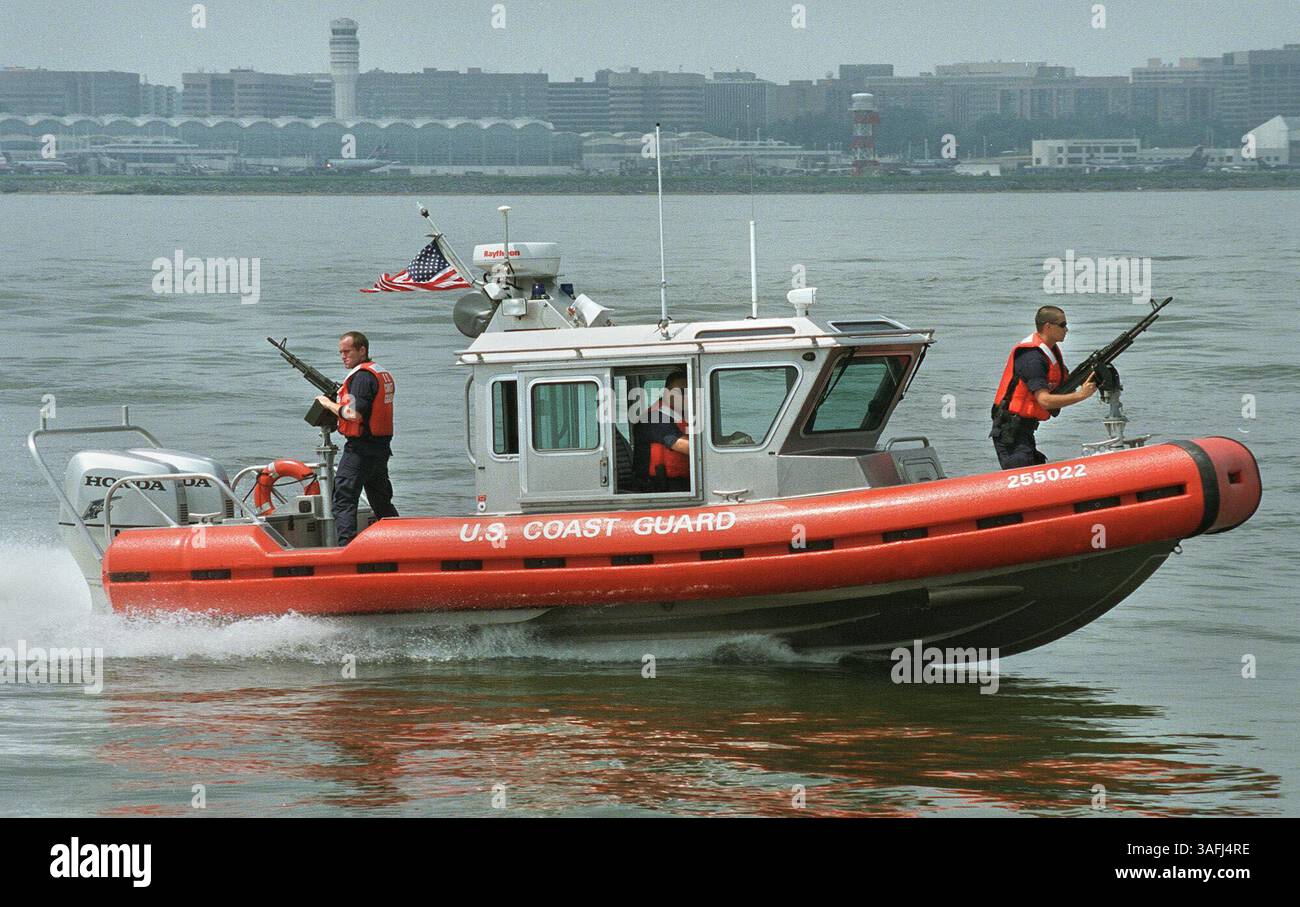 Mercoledì 6 agosto 2003, una nave di risposta alla sicurezza interna pattuglia le acque del fiume Potomac di fronte all'aeroporto nazionale Reagan. La barca da 25 piedi con due mitragliatrici montate è in grado di raggiungere velocità superiori a 40 nodi o 46 miglia all'ora. Questa foto è stata scattata durante una dimostrazione per il segretario alla sicurezza interna Tom Ridge, che era a disposizione per celebrare il 213° compleanno della Guardia Costiera. (Immagine di credito: The Washington Times/ZUMAPRESS.com) Foto Stock Mercoledì 6 agosto 2003, una nave di risposta alla sicurezza interna pattuglia le acque del fiume Potomac di fronte all'aeroporto nazionale Reagan. La barca da 25 piedi con due mitragliatrici montate è in grado di raggiungere velocità superiori a 40 nodi o 46 miglia all'ora. Questa foto è stata scattata durante una dimostrazione per il segretario alla sicurezza interna Tom Ridge, che era a disposizione per celebrare il 213° compleanno della Guardia Costiera. (Immagine di credito: The Washington Times/ZUMAPRESS.com) Foto Stock