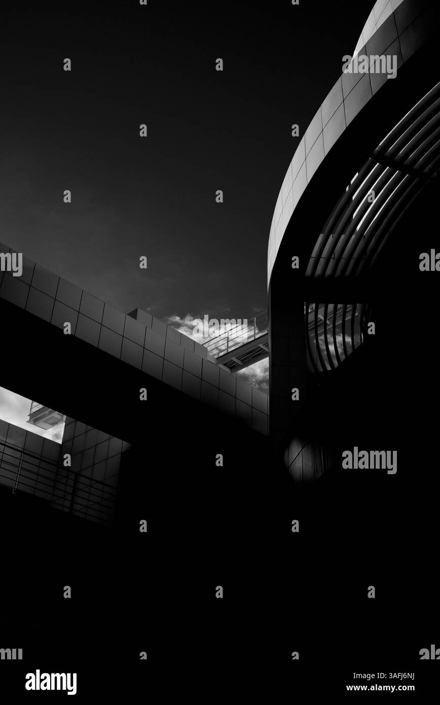 30 ottobre 2010 - Los Angeles, California, Stati Uniti - guardando i vialetti dall'esterno del Getty Museum. Il J. Paul Getty Museum del Getty Center di Los Angeles ospita dipinti, disegni, sculture, manoscritti miniati, arti decorative, e fotografie europee e americane. (Immagine di credito: © Pierre Martin/ZUMAPRESS.com) Foto Stock