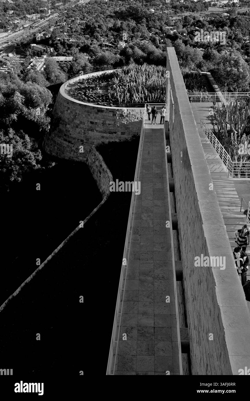 30 ottobre 2010 - Los Angeles, California, Stati Uniti - un'altra prospettiva guardando in basso un'area del Getty Museum. Il J. Paul Getty Museum del Getty Center di Los Angeles ospita dipinti, disegni, sculture, manoscritti miniati, arti decorative, e fotografie europee e americane. (Immagine di credito: © Pierre Martin/ZUMAPRESS.com) Foto Stock