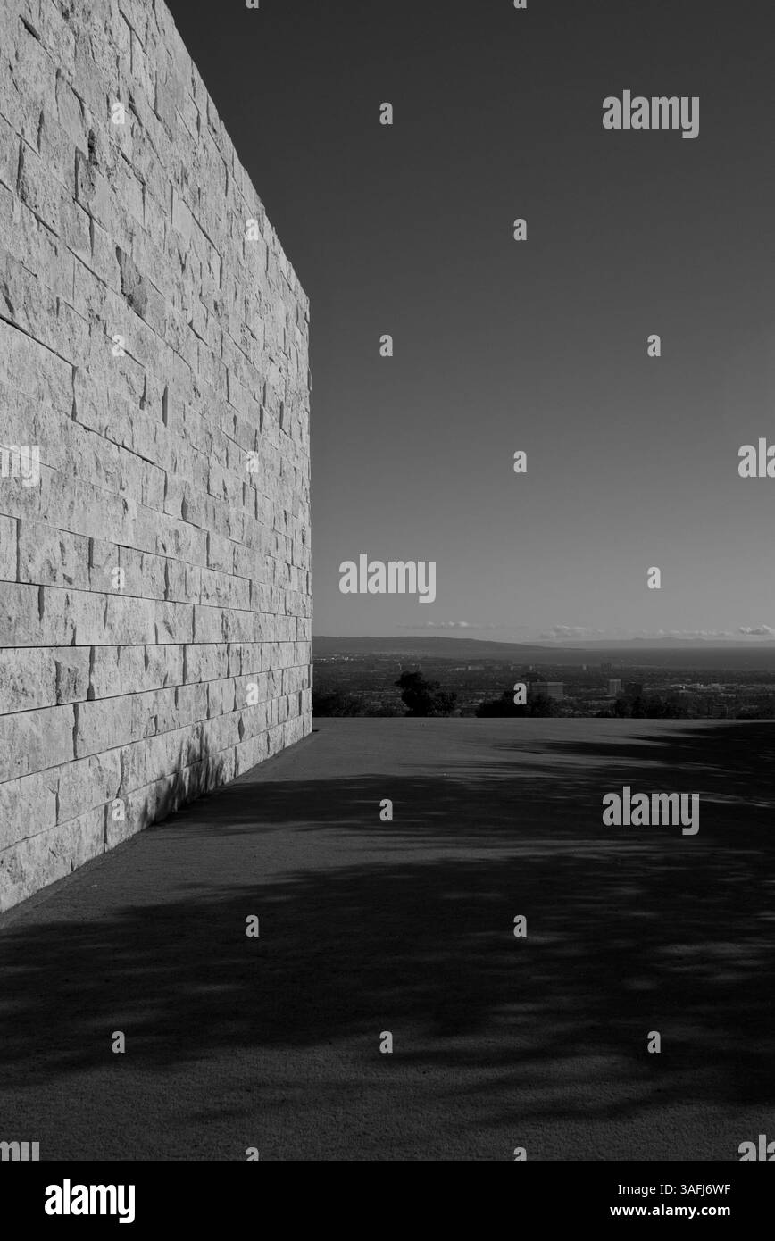 30 ottobre 2010 - Los Angeles, California, Stati Uniti - Un muro di mattoni e un'area erbosa del Getty Museum. Il J. Paul Getty Museum del Getty Center di Los Angeles ospita dipinti, disegni, sculture, manoscritti miniati, arti decorative, e fotografie europee e americane. (Immagine di credito: © Pierre Martin/ZUMAPRESS.com) Foto Stock